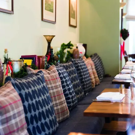 Отель The Golden Lion At Settle Сеттл