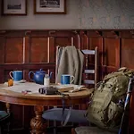 The Golden Lion At Otel Settle