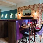 The Golden Lion At Otel 4*