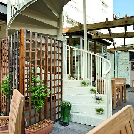 The Golden Lion At 4*